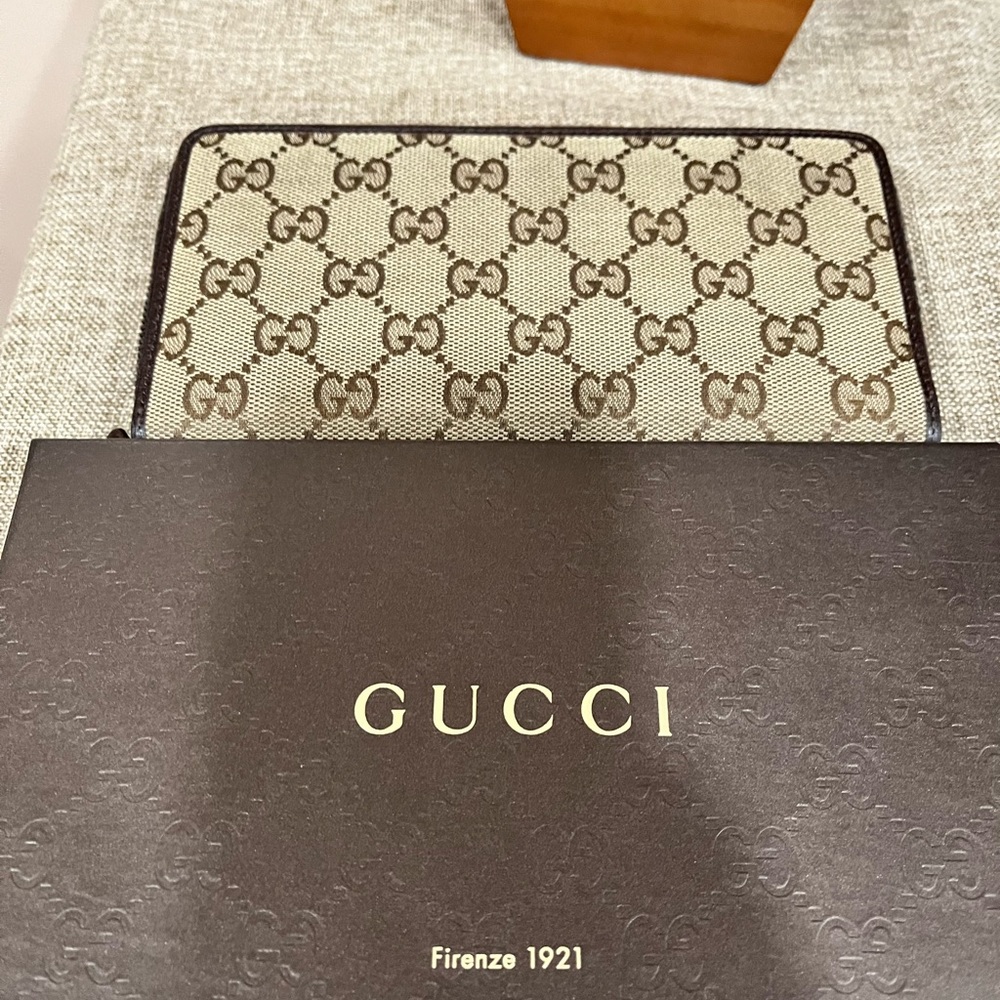 (Authentic) Gucci Monogram Wallet - Picture 2 of 6